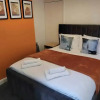 Отель Impeccable 2-bed House in Stoke-on-trent, фото 2