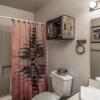 Отель Fort Getaway 3 Bedroom, Hot Tub, Grill, Sleeps 6, TV's, AC, WiFi, Wooded, фото 6