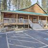 Отель Downtown Cabin < 10 Miles to Mt Shasta Ski Park! в Макклауде