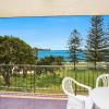 Отель Golden Shores U8, 21 Landsborough Parade, фото 3