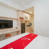 Отель RedLiving Apartemen Parahyangan Residence - Anton Rooms, фото 3