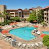 Отель Embassy Suites by Hilton Scottsdale Resort в Скотсдейле