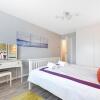 Отель Surbiton modern 2 bedroom flat with parking, фото 7