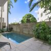 Отель Stunning Riverfront Apartment in Noosaville - Unit 2 Wai Cocos 215 Gympie Terrace в Нузавилле