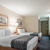 Отель Econo Lodge  Inn & Suites Lake Of The Ozarks, фото 4