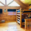 Отель Creekside Dreams - One Bedroom Cabin, фото 17