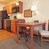 Отель Candlewood Suites Fayetteville – University of Arkansas, an IHG Hotel, фото 22