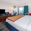 Отель Days Inn & Suites by Wyndham St. Ignace Lakefront, фото 2