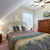 Отель Kickback Kabin, 3 Bedrooms, Deck, Hot Tub, Pool Access, Sleeps 6, фото 2