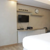 Отель Comfortable And Spacious Studio Apartment At Tamansari La Grande, фото 9
