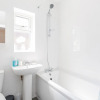 Отель Charming 3-bed Apartment in Romford, фото 11