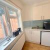 Отель Twin Studio Flat in Sutton - Ground Floor в Лондоне