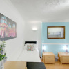 Отель Brighton Getaways-Seaside Patio Apt, фото 6