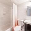 Отель Chic 2BR Near Triangle With King Beds Fast Wifi, фото 7