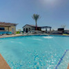 Отель Rooftop Pool, Views, Close to Shops & Dining C4427, фото 15