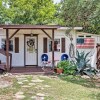 Отель Charming Lake Travis Cottage 20mi to Dtwn Austin в Лейксайд