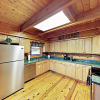 Отель Updated Parkway Retreat W/ Hot Tub & Game Room 3 Bedroom Cabin, фото 10