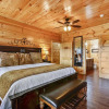 Отель Foxwood Mansion 14 Bedroom Cabin by RedAwning, фото 28