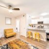 Отель Stylish 1BR Near UT Highland Evonify, фото 11