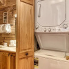 Отель Er 240 â Smoky Safari Great Location â Close To Town! 2 Bedroom Cabin by RedAwning, фото 5