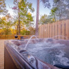Отель Little Lodge With Hot Tub on the Back Deck by Redawning, фото 2