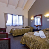 Отель Airport Manor Inn, фото 2