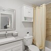Отель Stylish 1BR Near UT Highland Evonify, фото 10