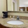 Отель Howard Johnson by Wyndham Greensboro Near the Coliseum, фото 9