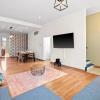 Отель Massive Downtown Area Home... sleeps 14, фото 2