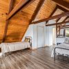 Отель Huckleberry Cabin - Pet Friendly With Big Deck 4 Bedroom Home by Redawning, фото 7