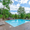 Отель Our Mountain Home, 2 Bedrooms, Walk Downtown, Pool Access, WiFi, Sleeps 4, фото 14
