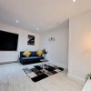 Отель Deluxe 2 Bed Apartment in Uxbridge, фото 2