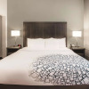 Отель La Quinta Inn & Suites by Wyndham Baltimore Downtown, фото 24