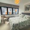 Отель Chic 2BD Flat With Private Balcony - Greenwich, фото 3