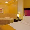 Отель La Quinta Inn & Suites by Wyndham Mobile - Tillman's Corner, фото 3