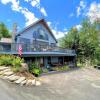 Отель E5 Beautiful Bretton Woods slopeside home amazing views of Mount Washington Hot Tub AC в Твин-Маунтине