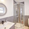 Отель Host Stay Apartment 1 Queens Court, фото 9