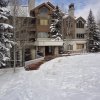 Отель Highlands Lodge 107 - Best Location For Ski School 3 Bedroom Condo by Redawning в Бивер-Крике
