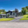 Отель Dewin Bach - Luxury Lodge, Hot Tub, Close to Beach, фото 1
