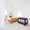 Отель Newly Built 2 Bed Apartment By London City Airport, фото 2
