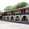 Отель Executive Inn and Suites, фото 1