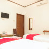 Отель OYO 353 Loesje Guest House Syariah, фото 6
