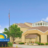 Отель Days Inn and Suites by Wyndham St. Louis/Westport Plaza, фото 1