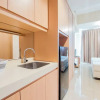 Отель Nice And Modern Studio At Tree Park City Cikokol Apartment, фото 13