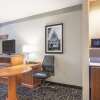 Отель La Quinta Inn & Suites by Wyndham Jackson Airport, фото 11