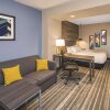 Отель La Quinta Inn & Suites by Wyndham McDonough в Локаст-Гроуве