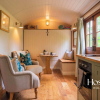 Отель Red Kite Retreat - Allium - Shepherds Hut 2, фото 10