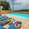 Отель Loggos Seaview Cottage with Pool by Konnect, фото 12