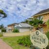 Отель Mollymook Surfbeach Motel and Apartments в Моллимуке