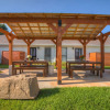Отель Wanderlust #3 Hot Tub Shared Outdoor Space, фото 17